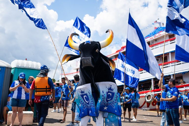 Festival de Parintins 2026: Caravana Azulada chega a Parintins para fortalecer espetáculo do Boi Caprichoso