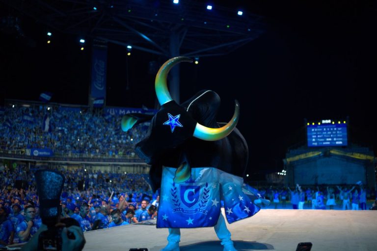 Festival de Parintins 2026: Torcida lota arquibancadas e embala último ensaio técnico do Caprichoso no Bumbódromo