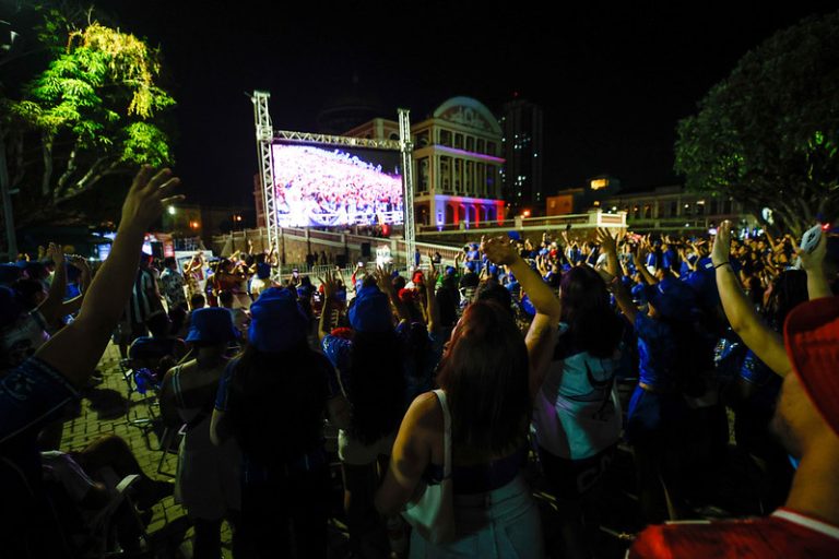 Festival de Parintins 2026: Largo de São Sebastião reúne torcidas na transmissão da primeira noite
