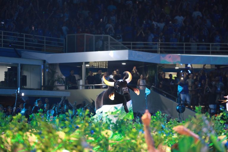 Festival de Parintins 2026: Boi Caprichoso exalta os guardiões da floresta abrindo a segunda noite de apresentações
