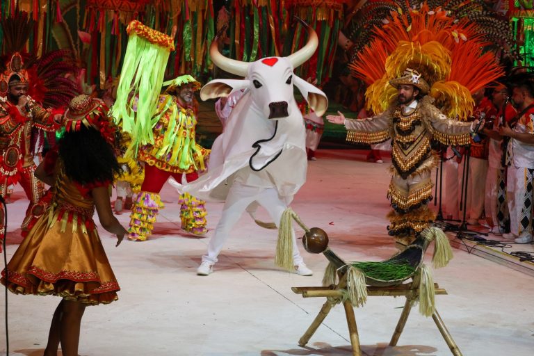 Festival de Parintins 2026: Garantido encerra segunda noite celebrando a diversidade e os laços ancestrais no Bumbódromo