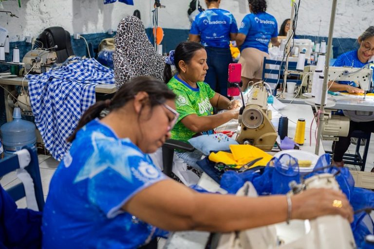 Festival de Parintins 2026: Bastidores do Boi Caprichoso movimentam economia criativa e sustentam tradições familiares