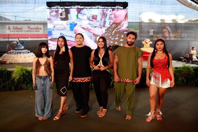 Festival de Parintins 2026: Amazon Poranga Fashion transforma a Ilha Tupinambarana em passarela para marcas autorais