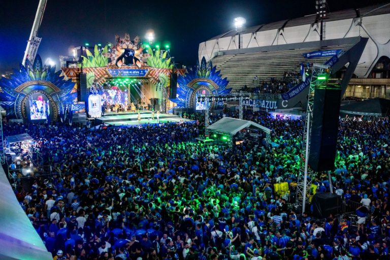 Nação azul e branca lota Sambódromo de Manaus na Festa da Vitória do Boi Caprichoso