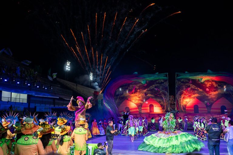 Primeira noite de apresentações dos Bois de Manaus reúne tradição, estreias e despedida no Sambódromo